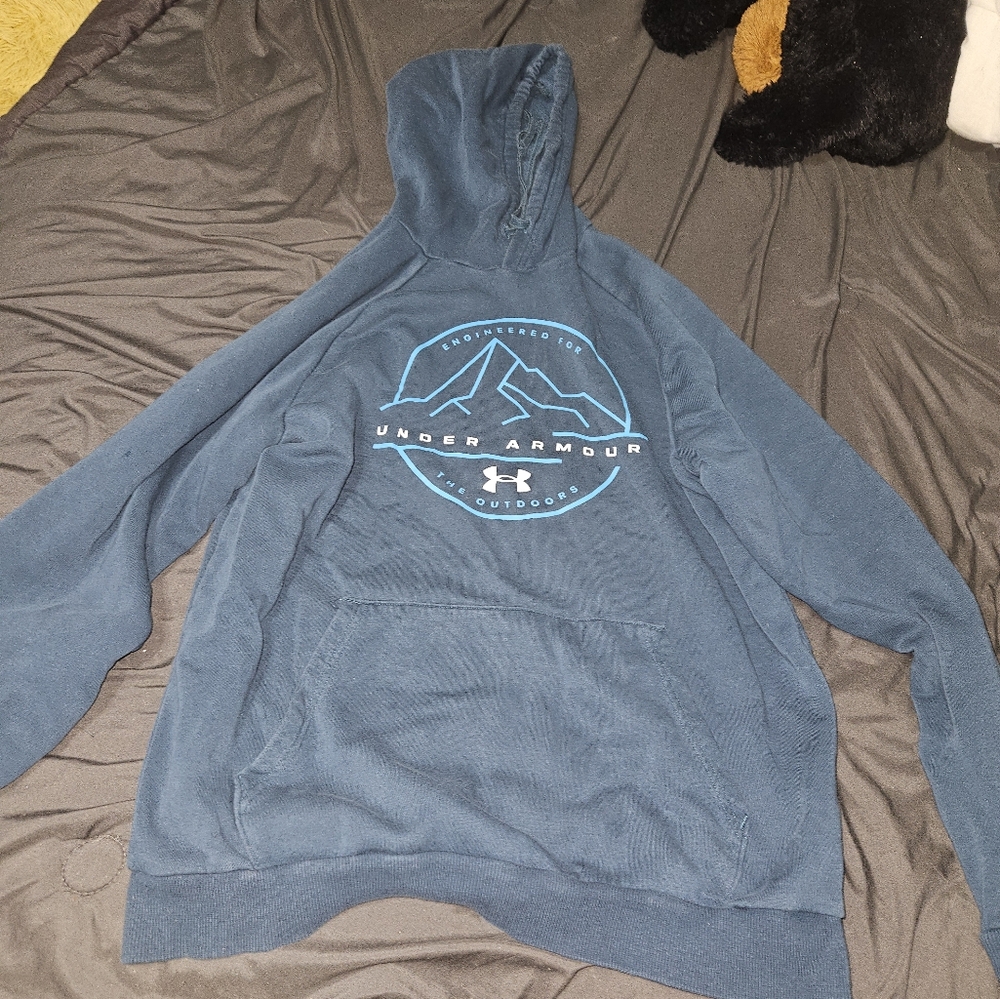 Men medium Under Armour hoodie